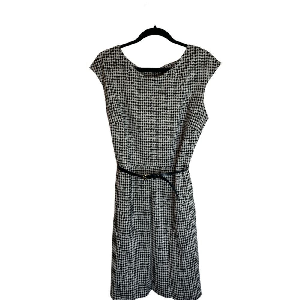 Adorable sleeveless dress, perfect for business luncheon!
